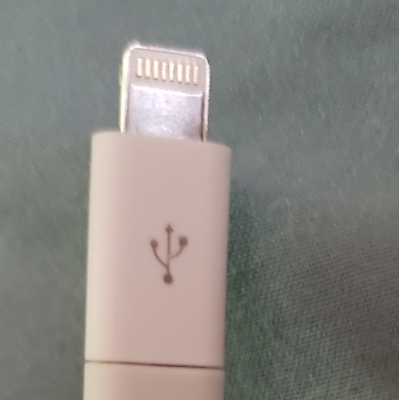 Liz Claiborne White Wristlet w/Built-In Charger NEW - Picture 9 of 10